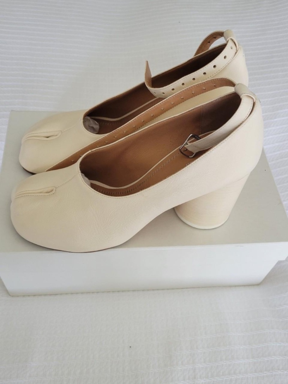 Authentic Maison Margiela Women’s Tabi Ankle-Strap Leather Pumps in Off-White